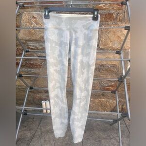 White NOBULL 7/8th white camo leggings